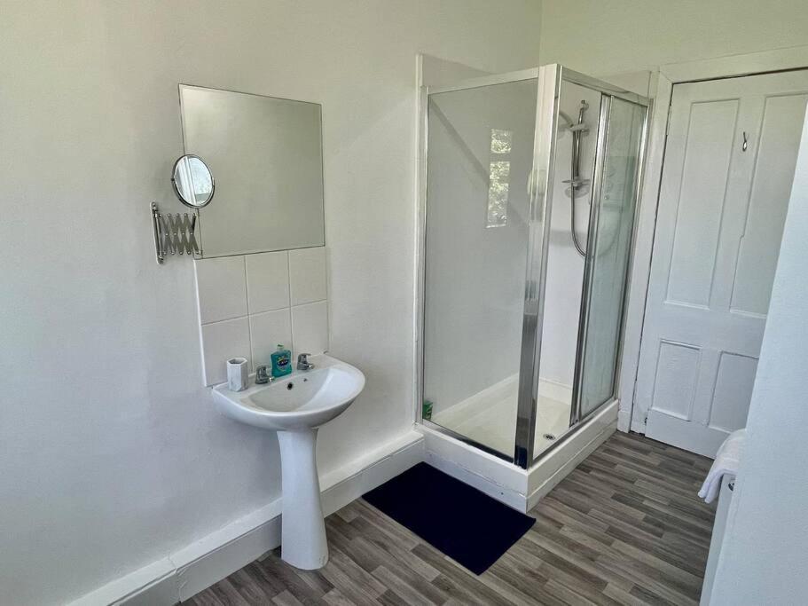פאיסליי Large 2 Bed Near Glasgow Airport מראה חיצוני תמונה